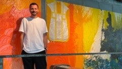 Andreas Stern vor einem Werk von Hermann Nitsch (Bild: zVg.)