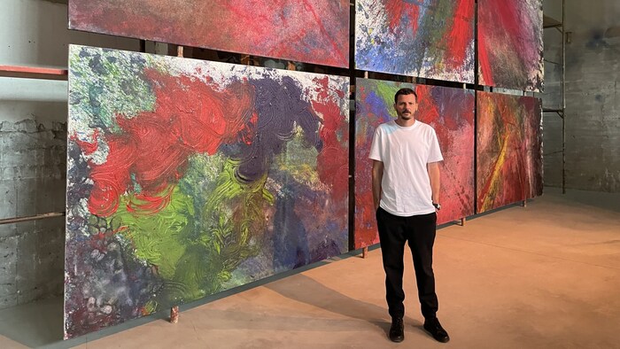 Andreas Stern vor einem Werk von Hermann Nitsch