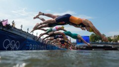 Für die Triathleten ging es in die Seine. (Bild: AFP/APA/POOL/David Goldman)