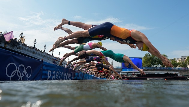 Für die Triathleten ging es in die Seine. (Bild: AFP/APA/POOL/David Goldman)