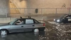 Eine überflutete Straße in Bayern (Bild: glomex, Krone KREATIV)