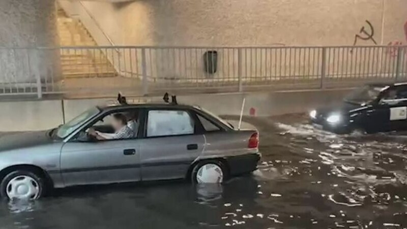 Überflutete Straße in Bayern (Bild: glomex, Krone KREATIV)