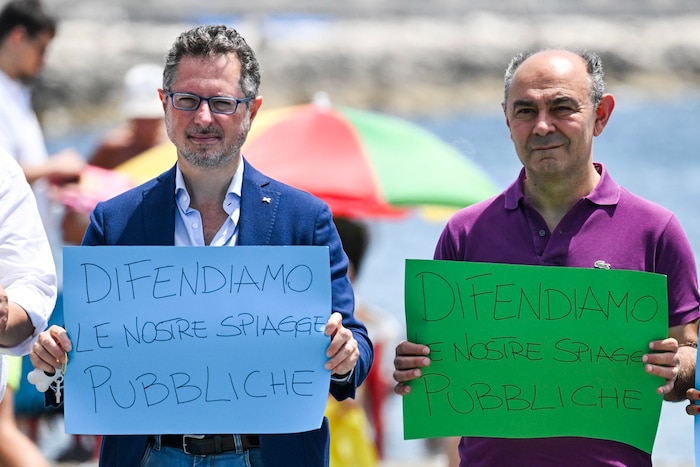 Der italienische Abgeordnete Francesco Emilio Borrelli (links) und Senator Peppe De Cristofaro ...