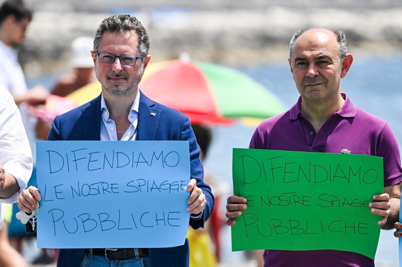 Der italienische Abgeordnete Francesco Emilio Borrelli (links) und Senator Peppe De Cristofaro halten Plakate mit der Aufschrift „Verteidigen wir unsere öffentlichen Strände“. Sie setzen sich dafür ein, dass öffentliche Strände für alle zugänglich bleiben und nicht durch private Konzessionen und exklusive Nutzungsrechte eingeschränkt werden. (Bild: EPA/EPA-EFE)