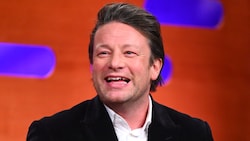 Jamie Oliver hat 20 Jahre lang geheim gehalten, für welchen Promi er zum 40. Geburtstag gekocht hat. (Bild: picturedesk.com/Matt Crossick / PA)