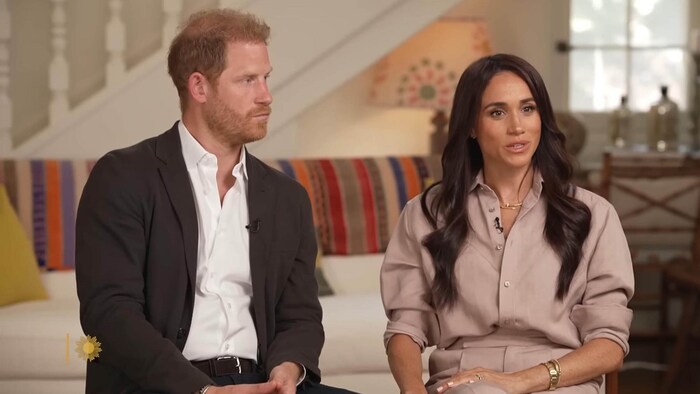 Prinz Harry und Meghan stellen sich Moderatorin Jane Pauleys Fragen.