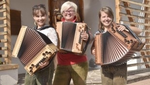 Meisterhaft, zünftig und mit maximaler Begeisterung dabei: Mama Michaela Bayr und die Zwillinge Leonie und Lisa-Marie geben auf der steirischen Harmonika Vollgas. (Bild: ROLAND_HOLITZKY)