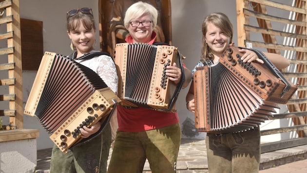 Meisterhaft, zünftig und mit maximaler Begeisterung dabei: Mama Michaela Bayr und die Zwillinge Leonie und Lisa-Marie geben auf der steirischen Harmonika Vollgas. (Bild: ROLAND_HOLITZKY)