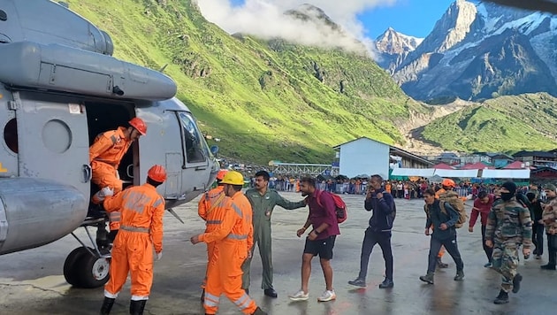 Flash floods in India: hundreds of people were brought to safety by helicopter. (Bild: AFP/APA/NDRF)