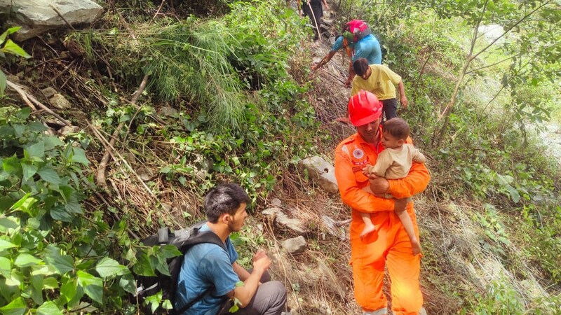 Hunderte gestrandete Pilgerinnen und Pilger wurden in Sicherheit gebracht, darunter auch kleine Kinder. (Bild: AFP/APA/NDRF)