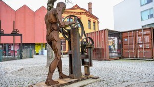 Die Skulptur eines Arbeiters vor dem Museum Arbeitswelt (Bild: Dostal Harald/© Harald Dostal / 2024)