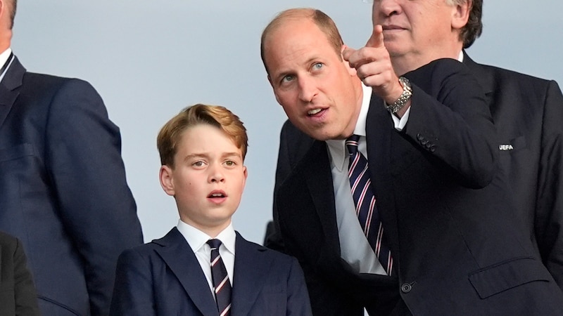 Prince Go Prince George, as future king, must follow numerous royal rules and protocols (Bild: AP ( via APA) Austria Presse Agentur/Matthias Schrader)