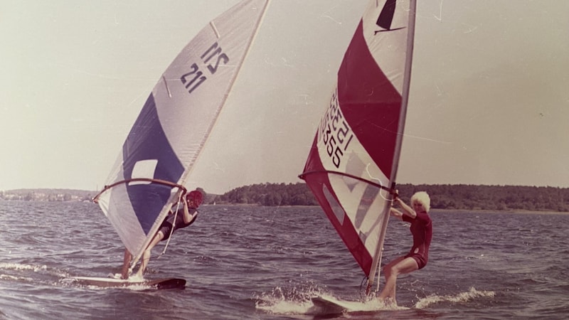 Was man hierzulande gemeinhin als Windsurfen bezeichnet, wurde in der DDR zum sozialistischen „Brettsegeln“. (Bild: ZDF)