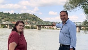 Reiter (li.) und Simlinger treten für eine Ersatzbrücke bei Mautern ein, die nach Sanierung der alten Brücke bleibt. (Bild: Neos)