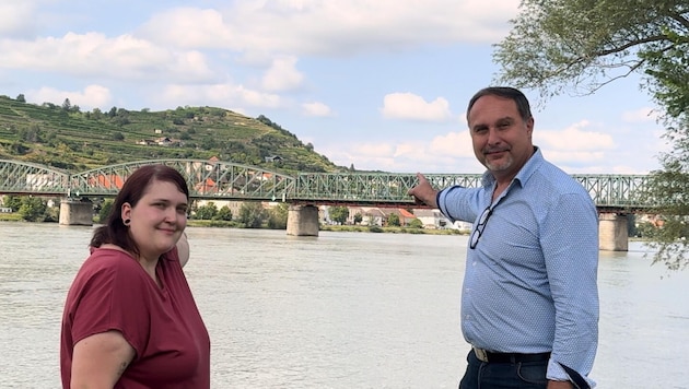 Reiter (li.) und Simlinger treten für eine Ersatzbrücke bei Mautern ein, die nach Sanierung der alten Brücke bleibt. (Bild: Neos)