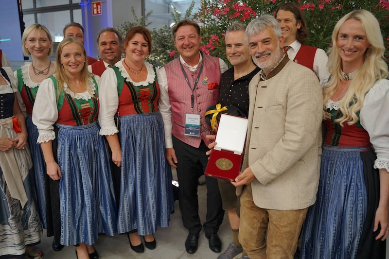 At the celebration of a new expansion, the company was presented with the Villach coat of arms. (Bild: Lam Research)