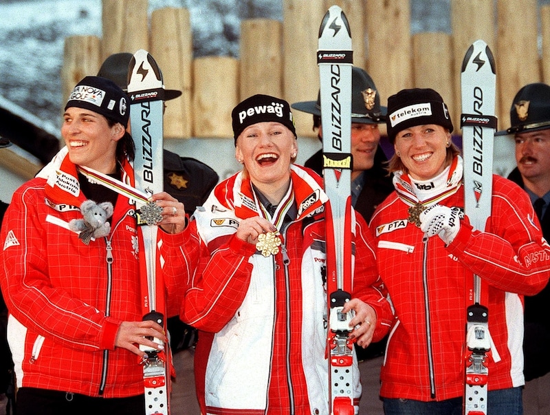 Legendäres Siegerbild der WM-Abfahrt 1999: Renatie Götschl (M.) holte vor ihren ÖSV-Teamkolleginnen Michi Dorfmeister (l.) und Steffi Schuster (r.) die Goldmedaille. (Bild: GEPA pictures)