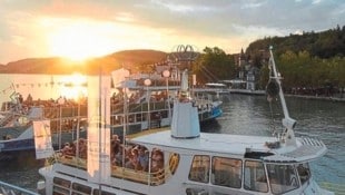 Eine Statue aus dem Marienwallfahrtsort in Portugal führt am Schiff die Prozession an.
