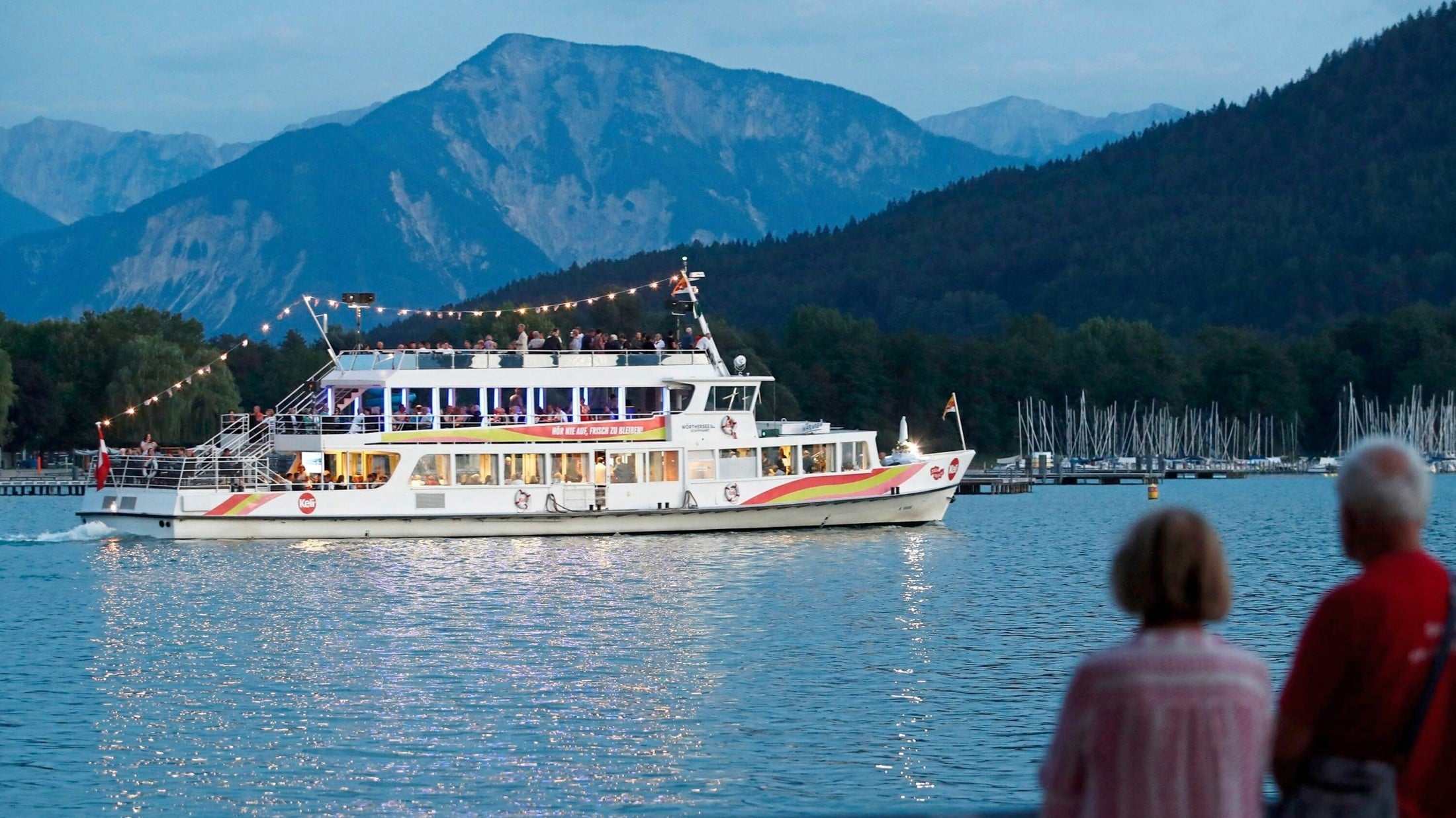 Auf den Schiffen und an Land finden sich Tausende Manschen ein, um singend, betend, staunend an der Marienschiffsprozession teilzunehmen. (Bild: GERD EGGENBERGER Diözese Gurk)