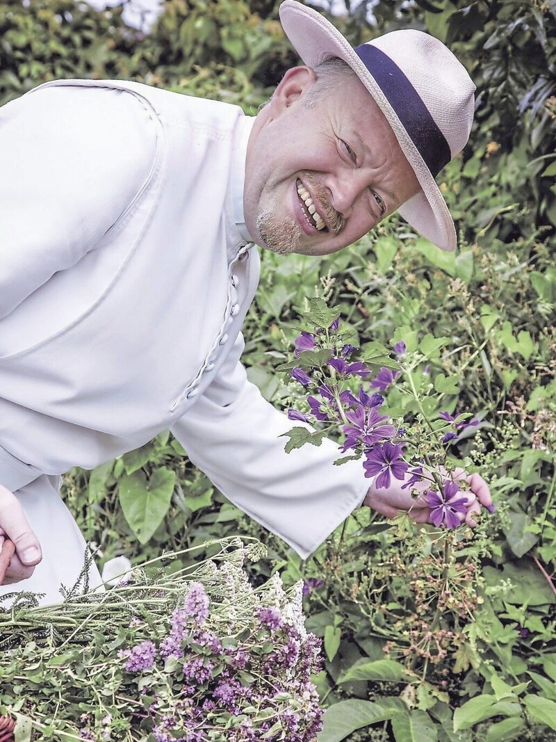 Benedikt Felsinger, der beliebte „Krone“-Kräuter- pfarrer, ist heuer der Prediger. (Bild: Miriam Höhne)