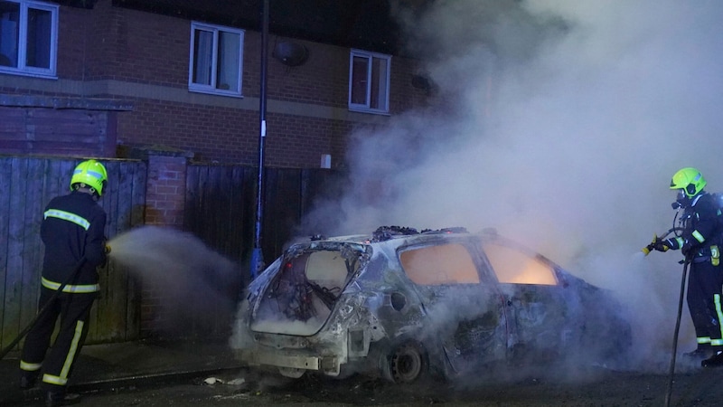 Ein Polizeiauto in Hartlepool, das in Brand gesteckt wurde (Bild: AP/Owen Humphreys)