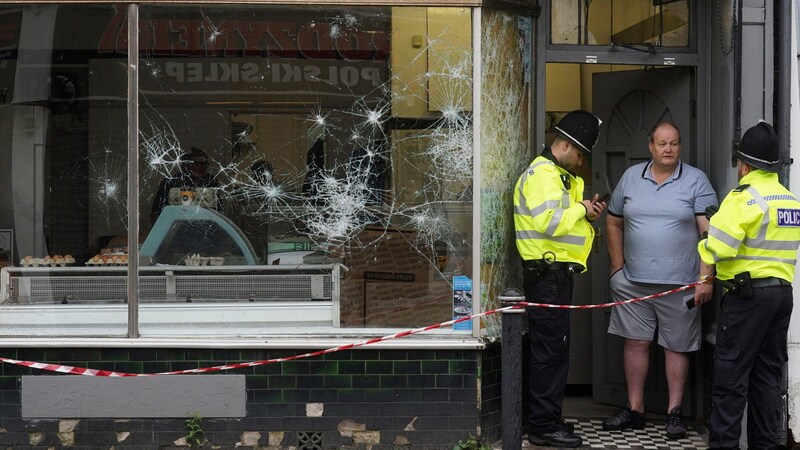 Etwa 150 Menschen hatten am Mittwochabend in Hartlepool randaliert. (Bild: AP/Owen Humphreys)