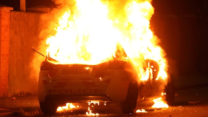 Das brennende Polizeiauto