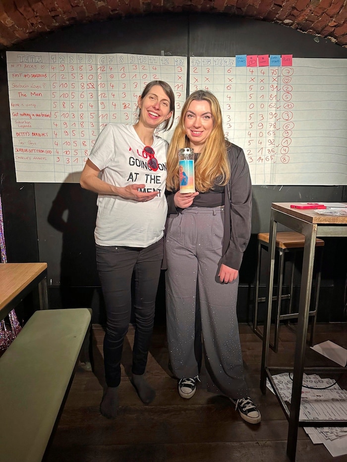 Sinéad Long und Chrissi Buchmasser bei ihrem „Pubquiz (Taylor‘s Version)“