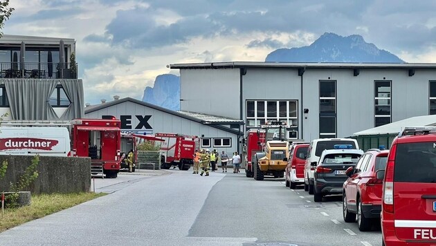 The Flachgau emergency response team and the Thalgau volunteer fire department each deployed with several vehicles. (Bild: Markus Tschepp)