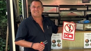 Harald Wenk betreibt den Steckerlfisch-Stand seit 14 Jahren.
