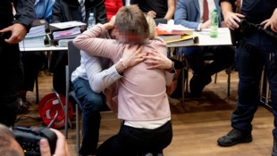 Tränen nach der Freispruch-Verkündung im Landesgericht Innsbruck. (Bild: Christian Forcher/Fotoworxx/Christian Forcher, Krone KREATIV)