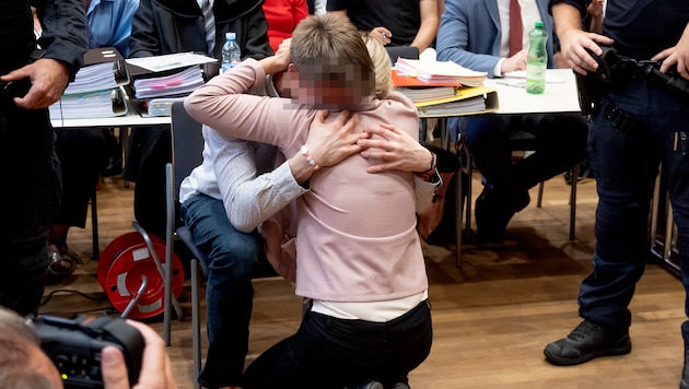 Tränen nach der Freispruch-Verkündung im Landesgericht Innsbruck. (Bild: Christian Forcher/Fotoworxx/Christian Forcher, Krone KREATIV)