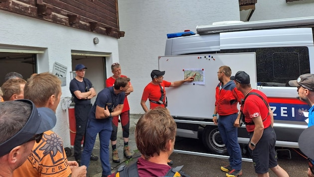 Die Suchabschnitte wurden auf mehrere Trupps aufgeteilt (Bild: FF Bad Ischl)