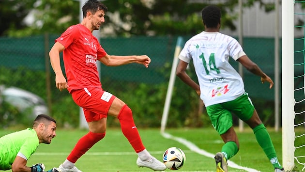 Topcagic (Mi.) schob ins leere Tor ein, Donau-Goalie Cotman (li.) konnte nur zuschauen. (Bild: Pessentheiner/f. pessentheiner)