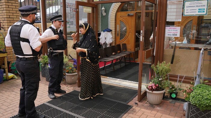 Moscheen in England erhöhten ihre Sicherheitsmaßnahmen aus Angst vor Übergriffen.