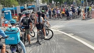 Ganz schön eng: Zu wenig Platz, aber auch zu kurze Grünphasen für den Radverkehr machen die Kreuzung bei der Urania zu einer akuten Gefahrenstelle. (Bild: Martin Windischhofer-Haldemann)