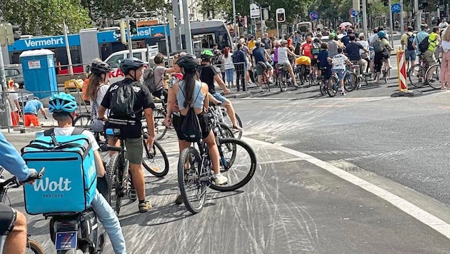 Ganz schön eng: Zu wenig Platz, aber auch zu kurze Grünphasen für den Radverkehr machen die Kreuzung bei der Urania zu einer akuten Gefahrenstelle. (Bild: Martin Windischhofer-Haldemann)