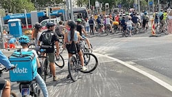 Ganz schön eng: Zu wenig Platz, aber auch zu kurze Grünphasen für den Radverkehr machen die Kreuzung bei der Urania zu einer akuten Gefahrenstelle. (Bild: Martin Windischhofer-Haldemann)