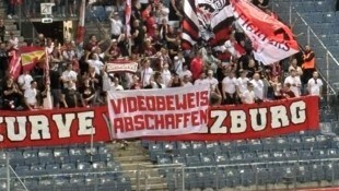 Sekunden vor dem 3:2-Siegtreffer sprachen sich Salzburgs Fans gegen den VAR aus. (Bild: Nister Christoph)