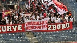 Sekunden vor dem 3:2-Siegtreffer sprachen sich Salzburgs Fans gegen den VAR aus. (Bild: Nister Christoph)