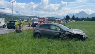 Der Wagen kam im angrenzenden Feld zum Stillstand. (Bild: ZOOM Tirol/Krone KREATIV)