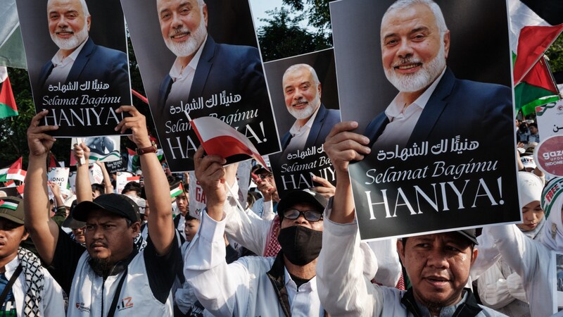 Demonstranten halten Porträts des verstorbenen palästinensischen Hamas-Führers Ismail Haniyeh mit der Aufschrift „Herzlichen Glückwunsch zu deinem Märtyrertod“ während einer pro-palästinensischen Demonstration vor der US-Botschaft in Jakarta. (Bild: AFP)