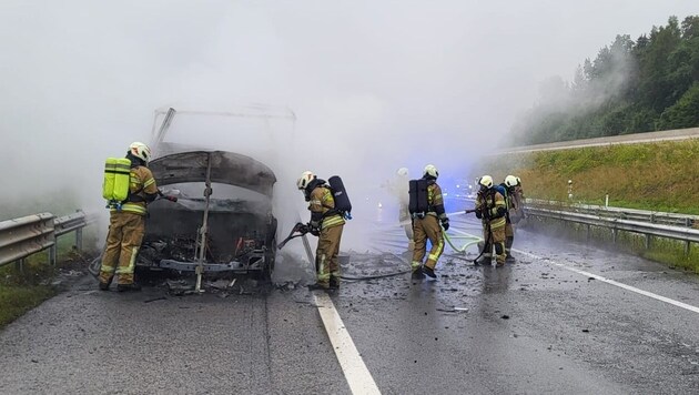 Der Fahrer blieb unverletzt, der Kleinlaster brannte komplett aus. (Bild: Feuerwehr Werfen)