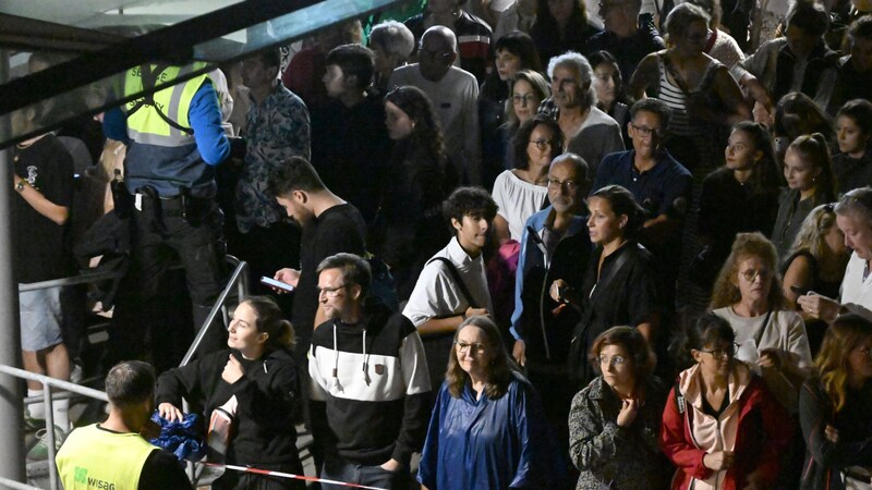 Fans vor dem Einlass zum Konzert in München (Bild: APA Pool/APA/dpa/Felix Hörhager)