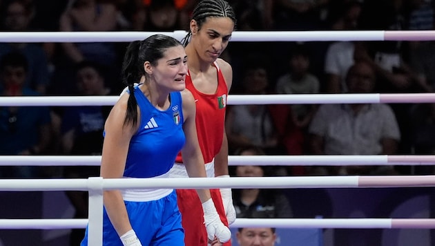 Carini's tears after the fight against Khelif (in red) will now be handsomely rewarded. (Bild: AP)