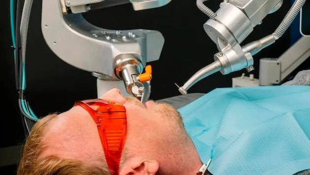 In the USA, a man has now been operated on by a robot dentist for the first time. (Bild: Perceptive)