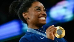 Simona Biles strahlt – stichelt gegen Donald Trump. (Bild: AFP/APA/Loic VENANCE)