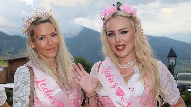 Lugners „Bienchen“ Simone feierte gemeinsam mit Wildsau Lydia den Junggesellinnen-Abschied bei Rosi’s Almrauschparty in Kitzbühel nach. (Bild: Recka Hammann)