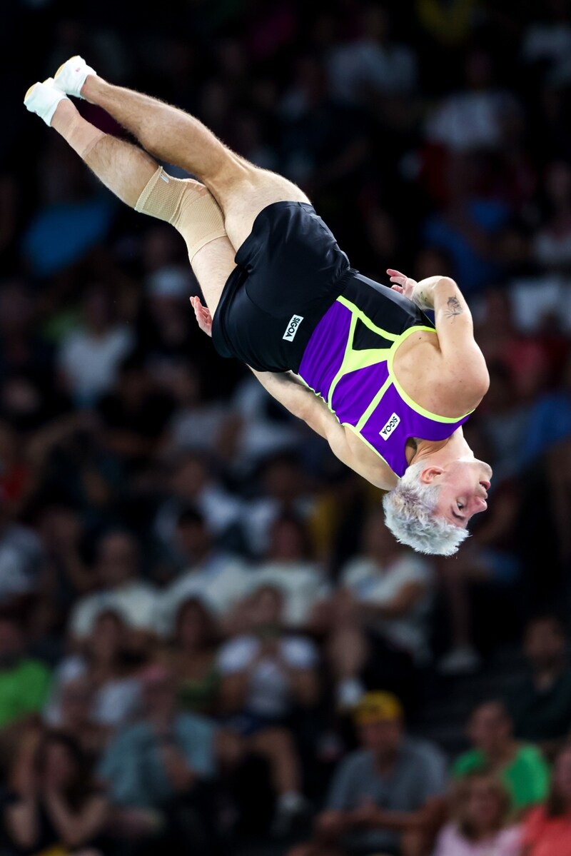 Acrobatics at its finest. Benny Wizani enjoyed the atmosphere in the Bercy Arena, which was sold out with 15,000 spectators. (Bild: GEPA pictures)