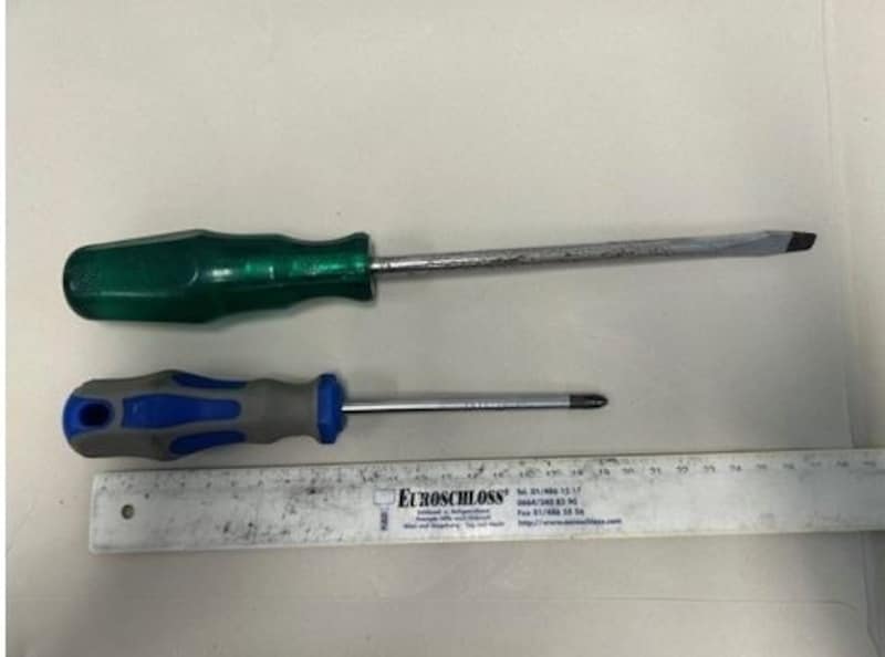 The 51-year-old had the two screwdrivers with him. (Bild: SCHUSTER Mattias (LPD-W-L1-1))